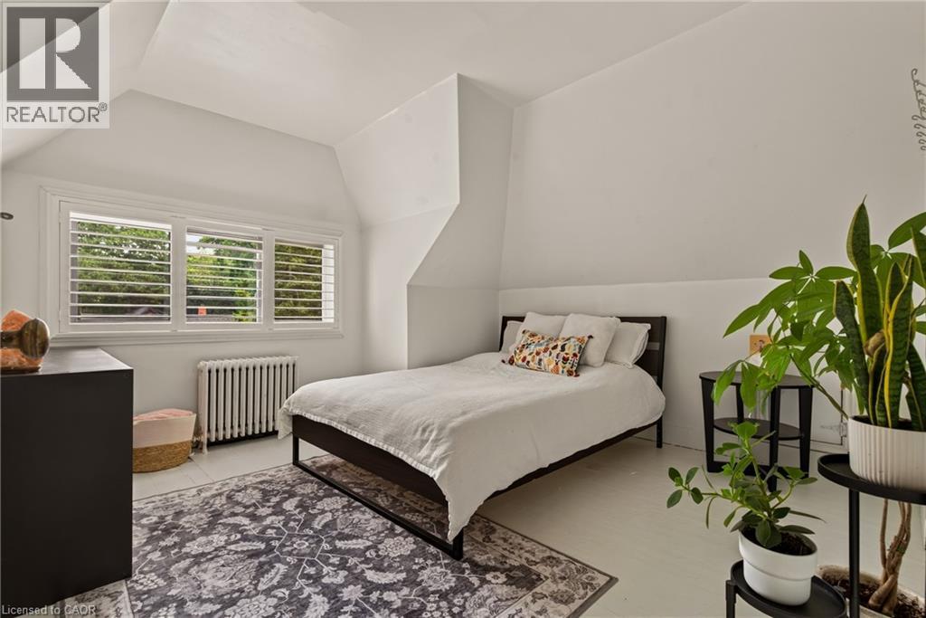 61 Mountain Avenue, Hamilton, ON - Indoor Photo Showing Bedroom