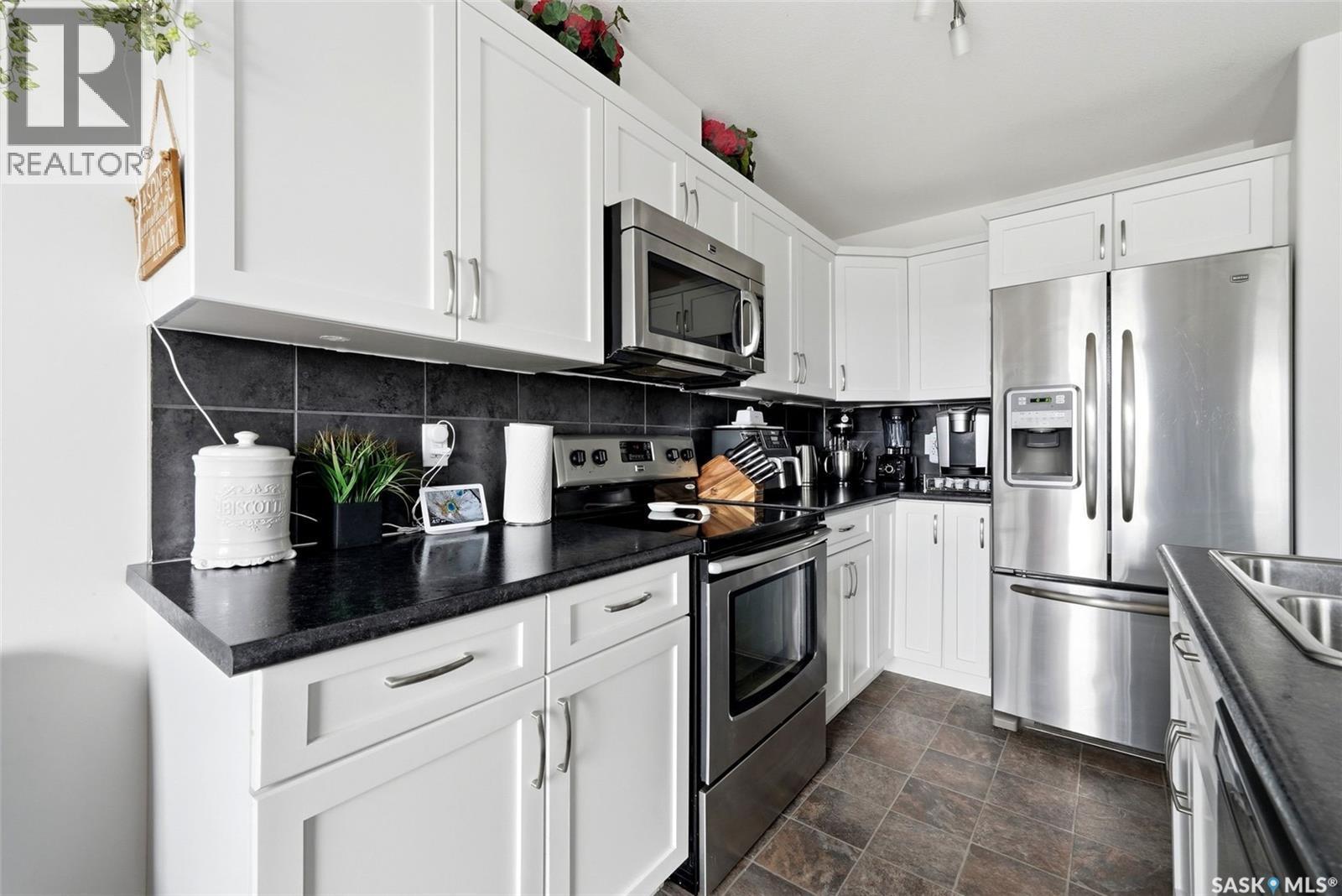 4550 Green Poplar Lane, Regina, SK - Indoor Photo Showing Kitchen With Stainless Steel Kitchen With Upgraded Kitchen