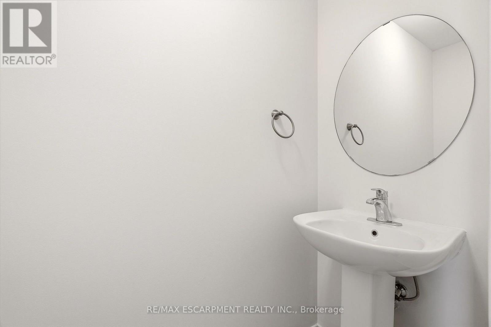 215 Nisbet Boulevard, Hamilton, ON - Indoor Photo Showing Bathroom