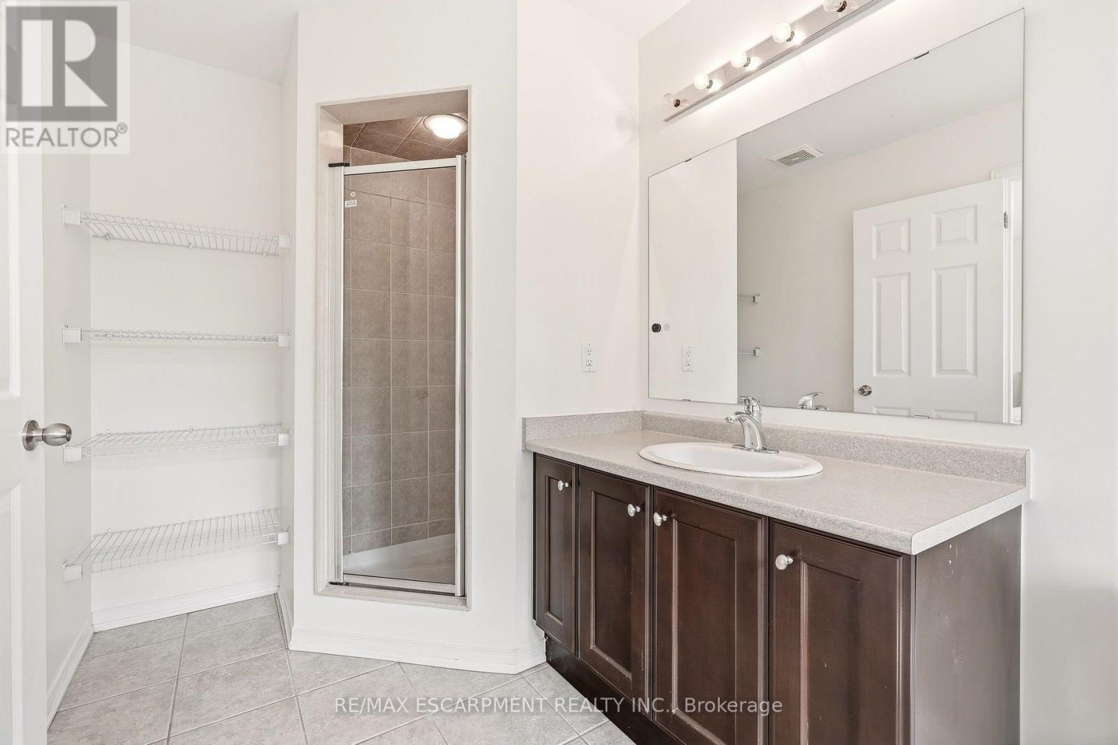 215 Nisbet Boulevard, Hamilton, ON - Indoor Photo Showing Bathroom