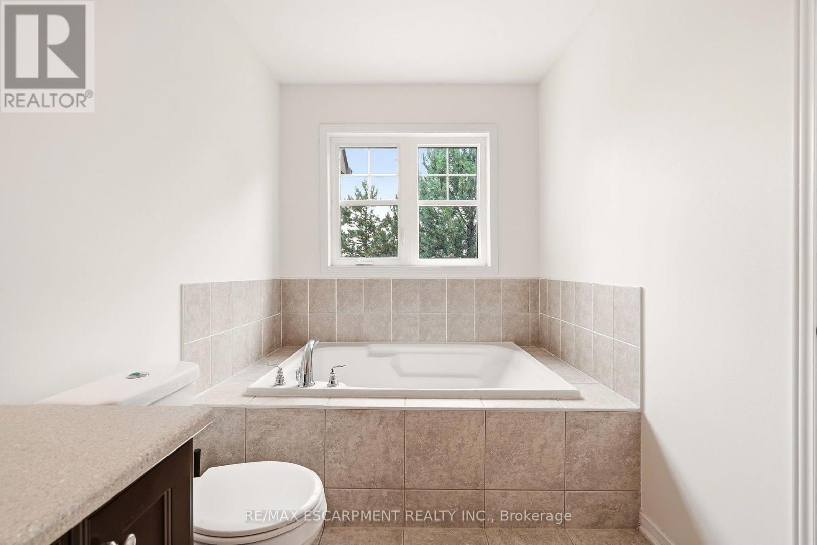 215 Nisbet Boulevard, Hamilton, ON - Indoor Photo Showing Bathroom