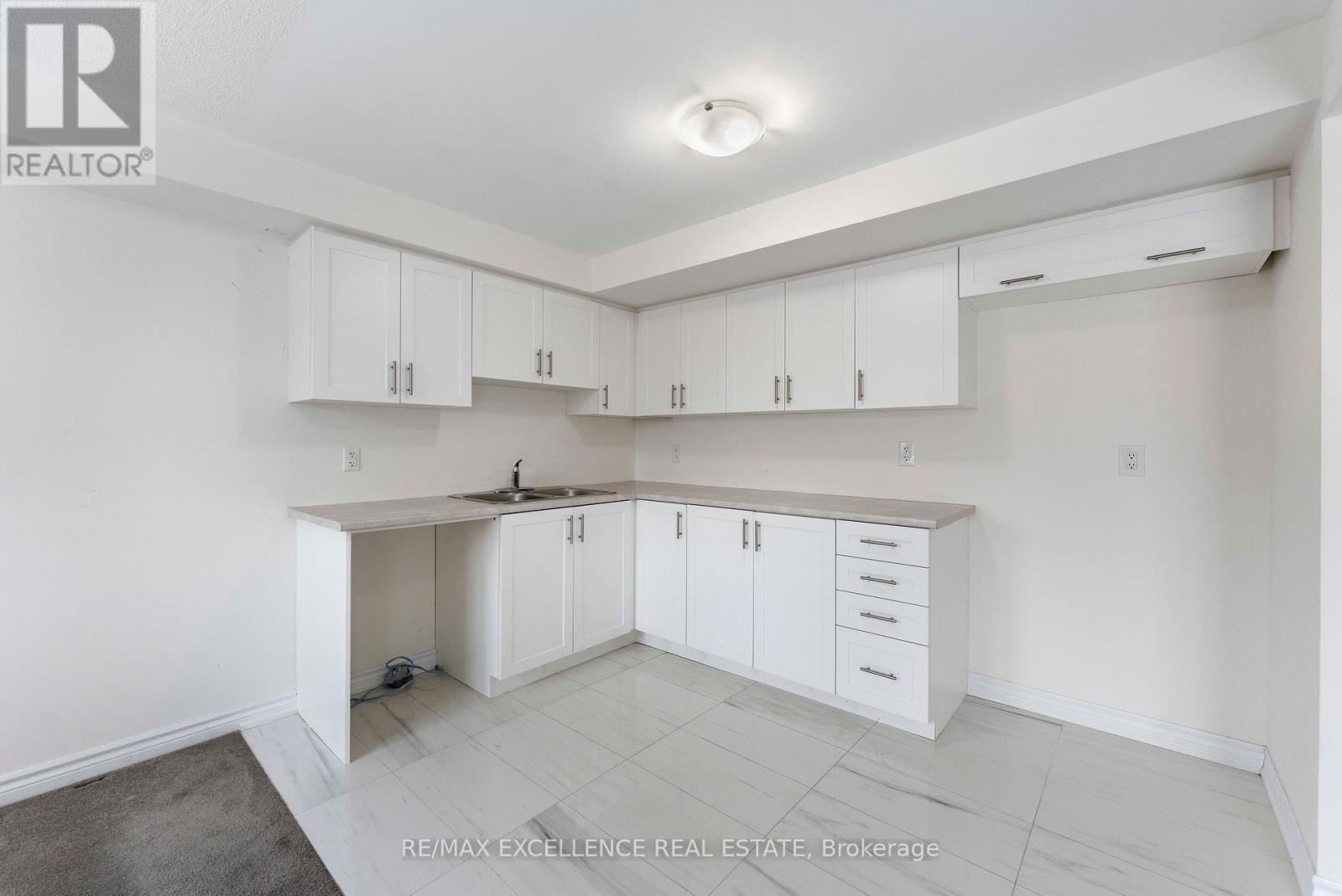 138 Winters Way, Shelburne, ON - Indoor Photo Showing Kitchen With Double Sink