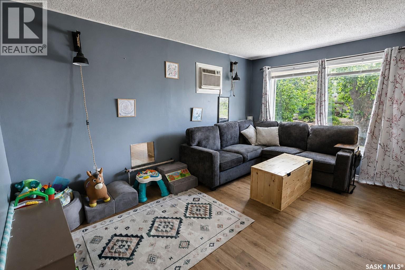 748 5Th Street E, Prince Albert, SK - Indoor Photo Showing Living Room