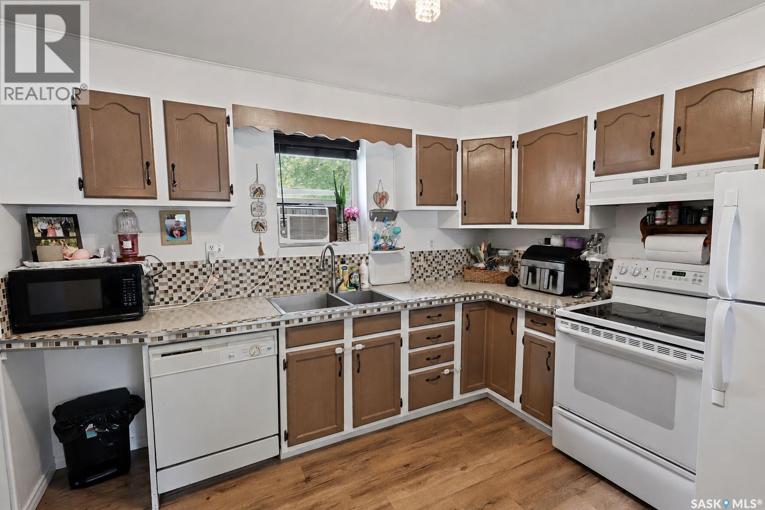 748 5Th Street E, Prince Albert, SK - Indoor Photo Showing Kitchen With Double Sink