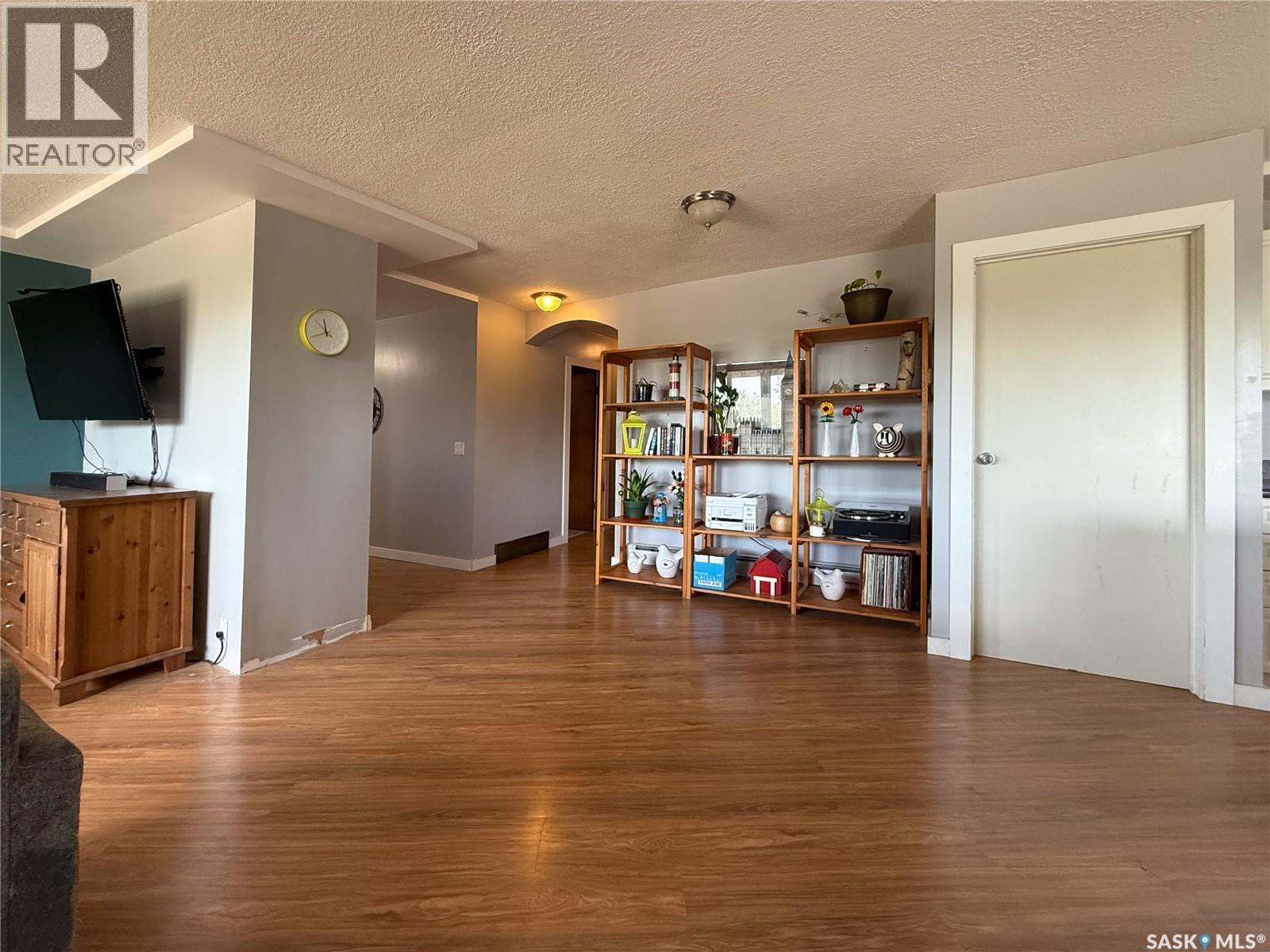 223 2Nd Avenue E, Frontier, SK - Indoor