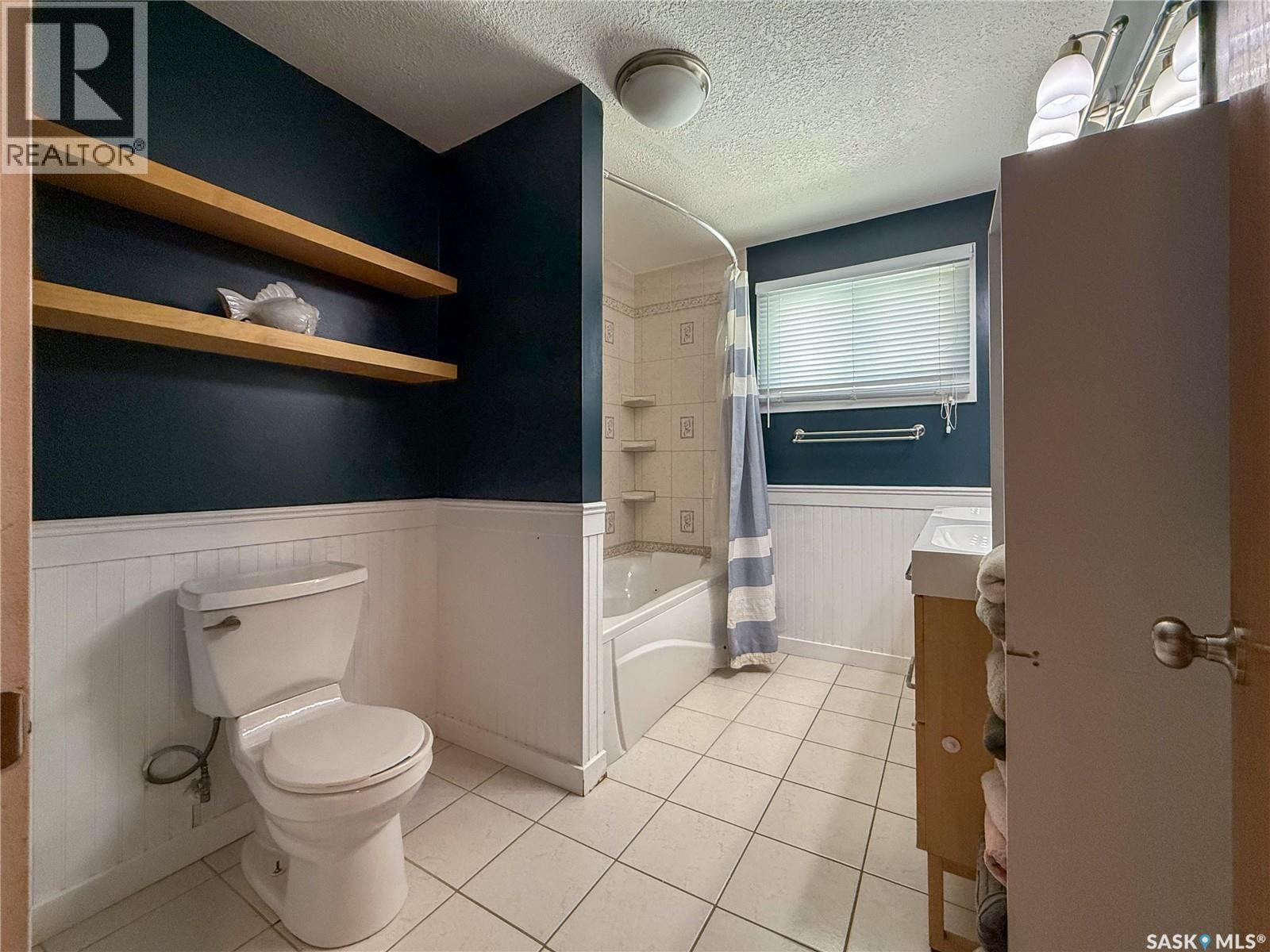 223 2Nd Avenue E, Frontier, SK - Indoor Photo Showing Bathroom