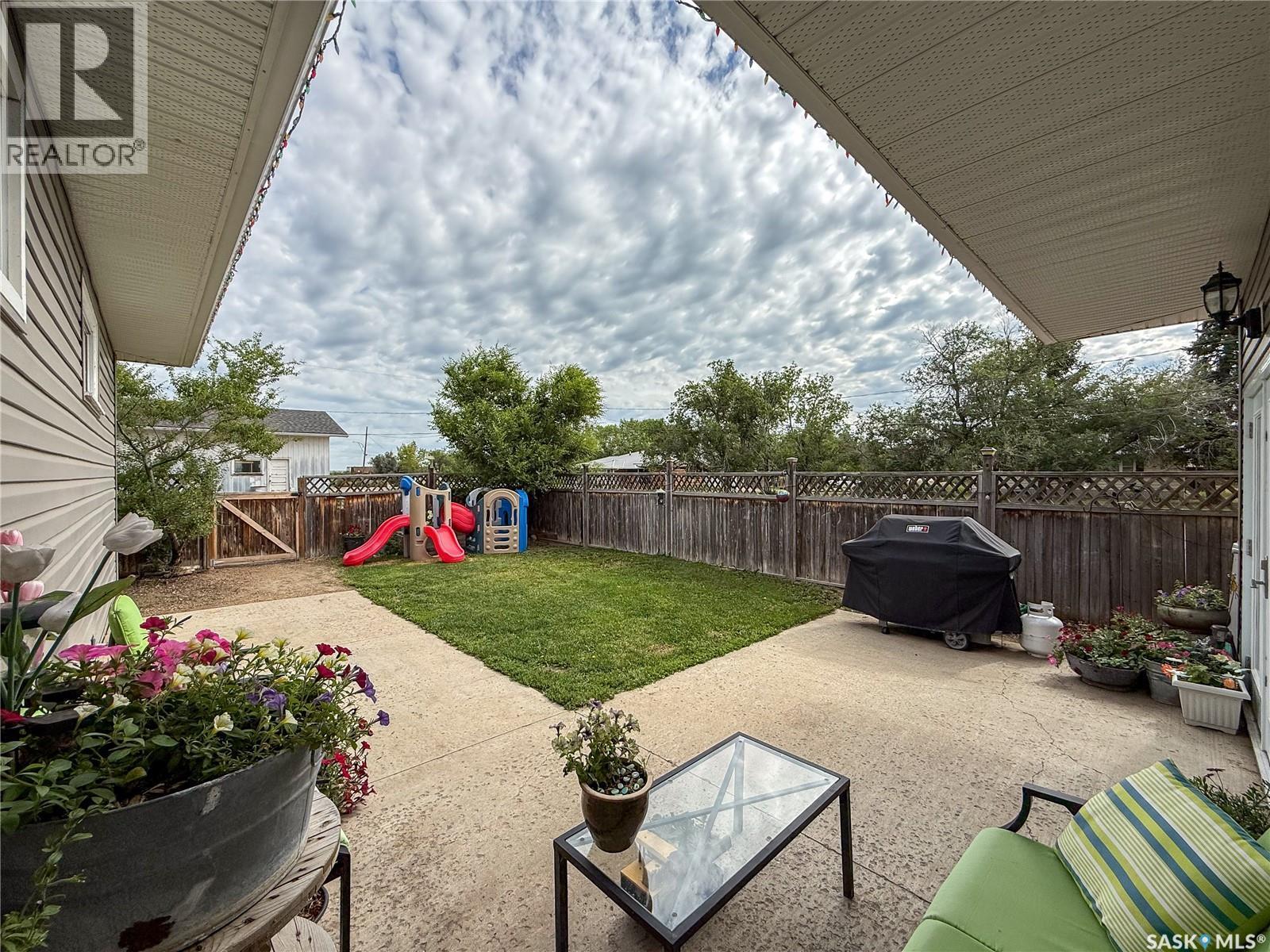 223 2Nd Avenue E, Frontier, SK - Outdoor With Deck Patio Veranda