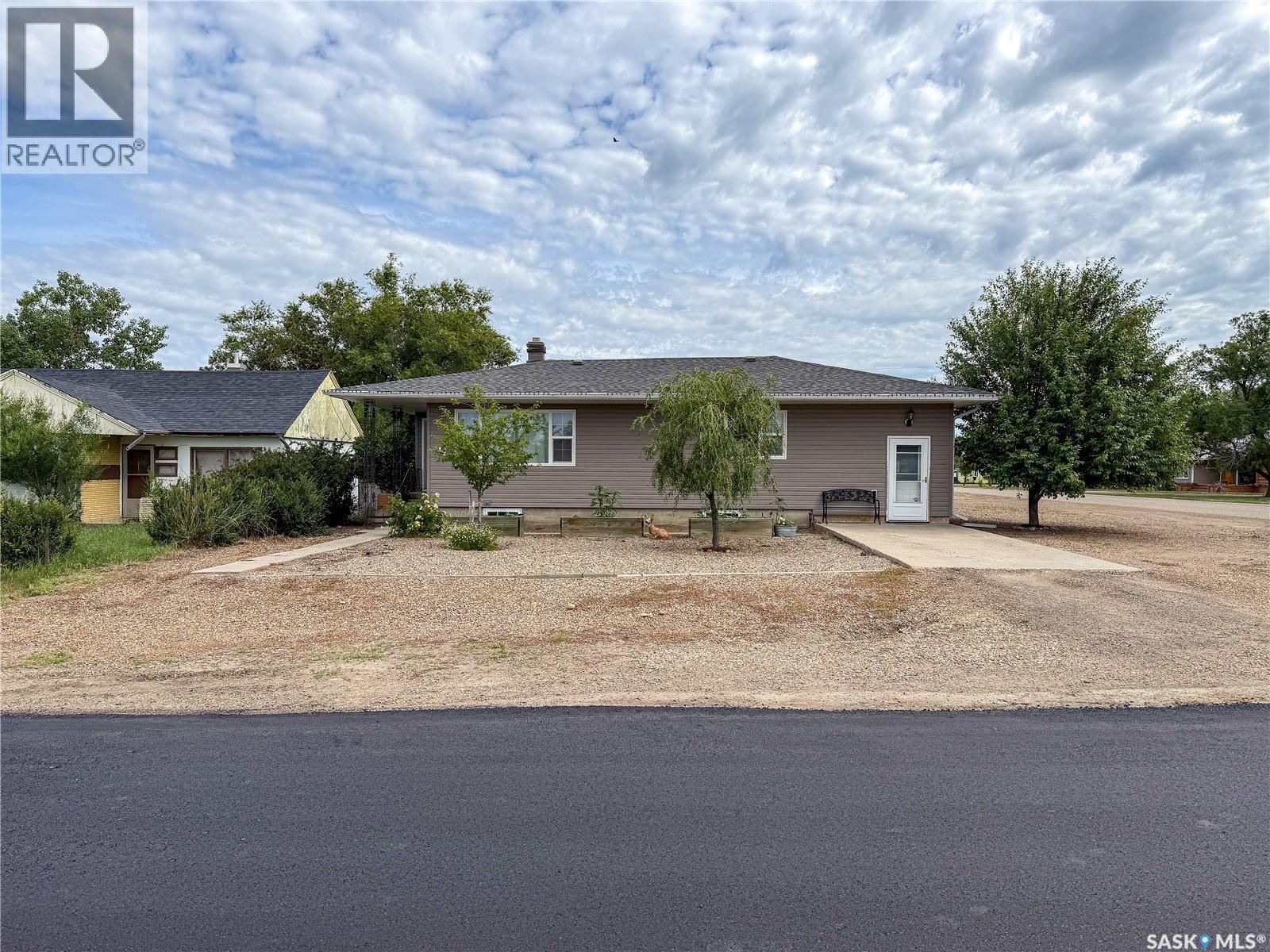 223 2Nd Avenue E, Frontier, SK - Outdoor