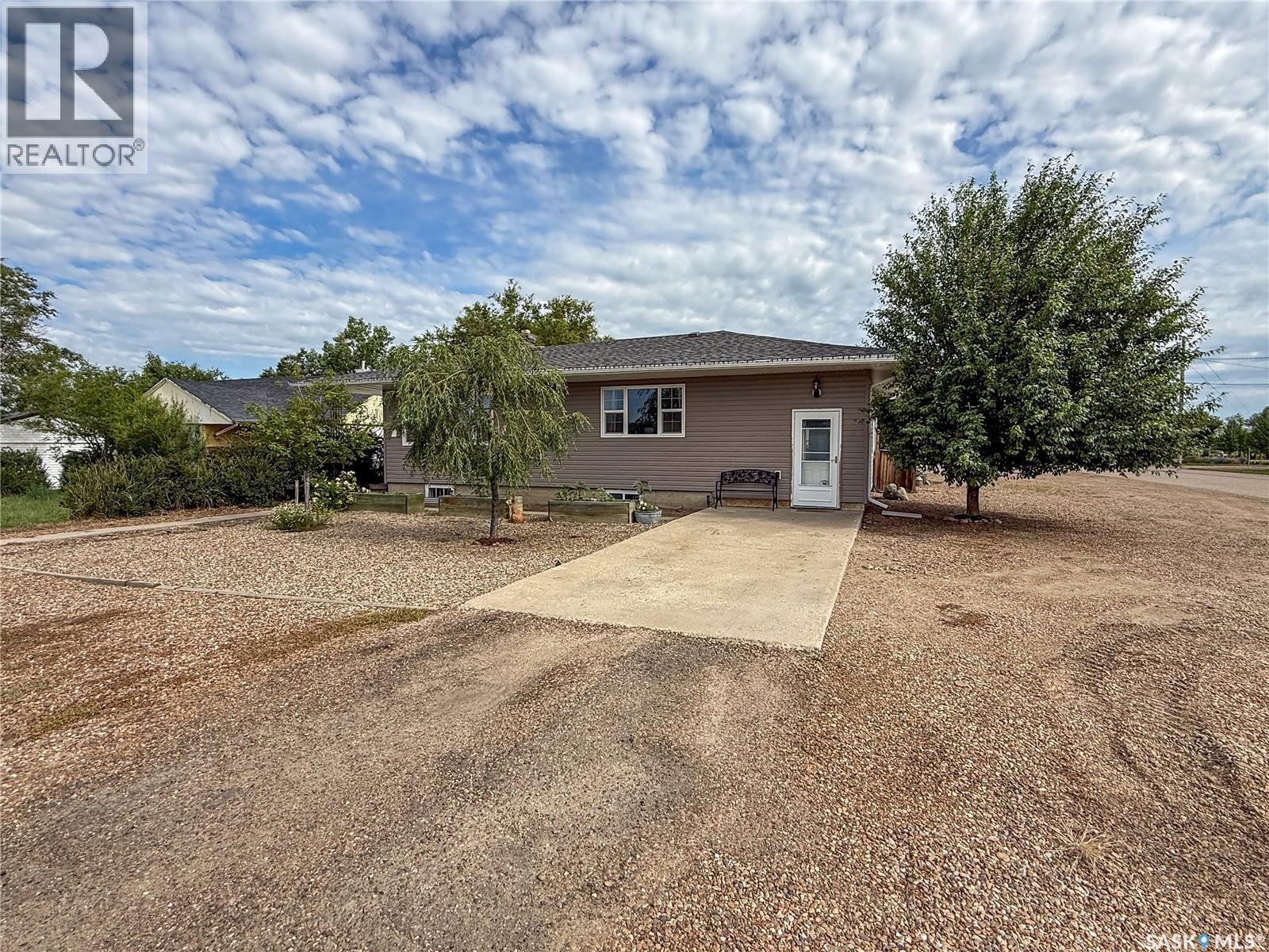 223 2Nd Avenue E, Frontier, SK - Outdoor