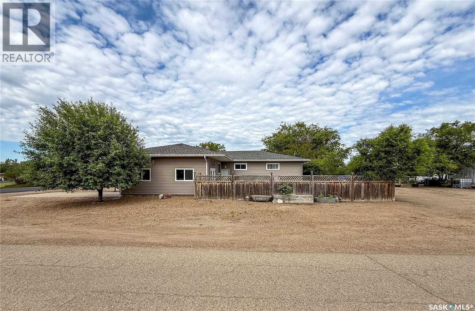 223 2Nd Avenue E, Frontier, SK - Outdoor
