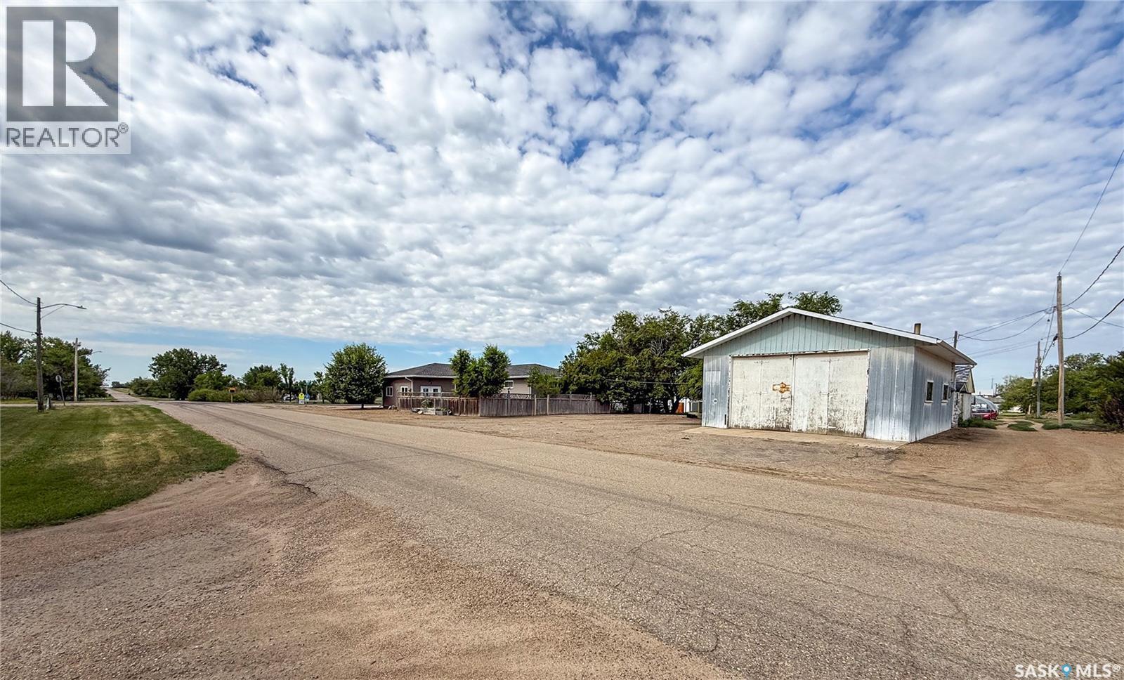 223 2Nd Avenue E, Frontier, SK - Outdoor