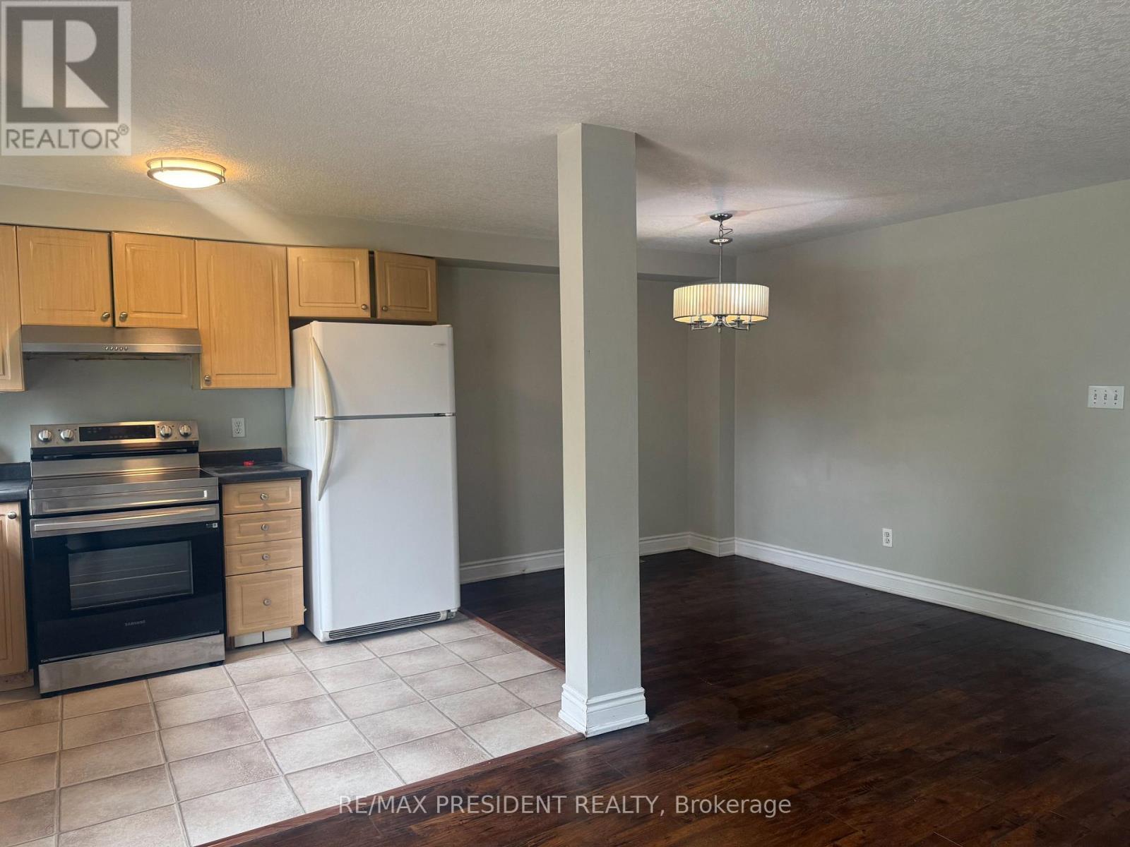 135 Activa Avenue, Kitchener, ON - Indoor Photo Showing Kitchen