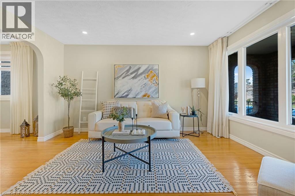 36 Skylark Drive, Hamilton, ON - Indoor Photo Showing Living Room