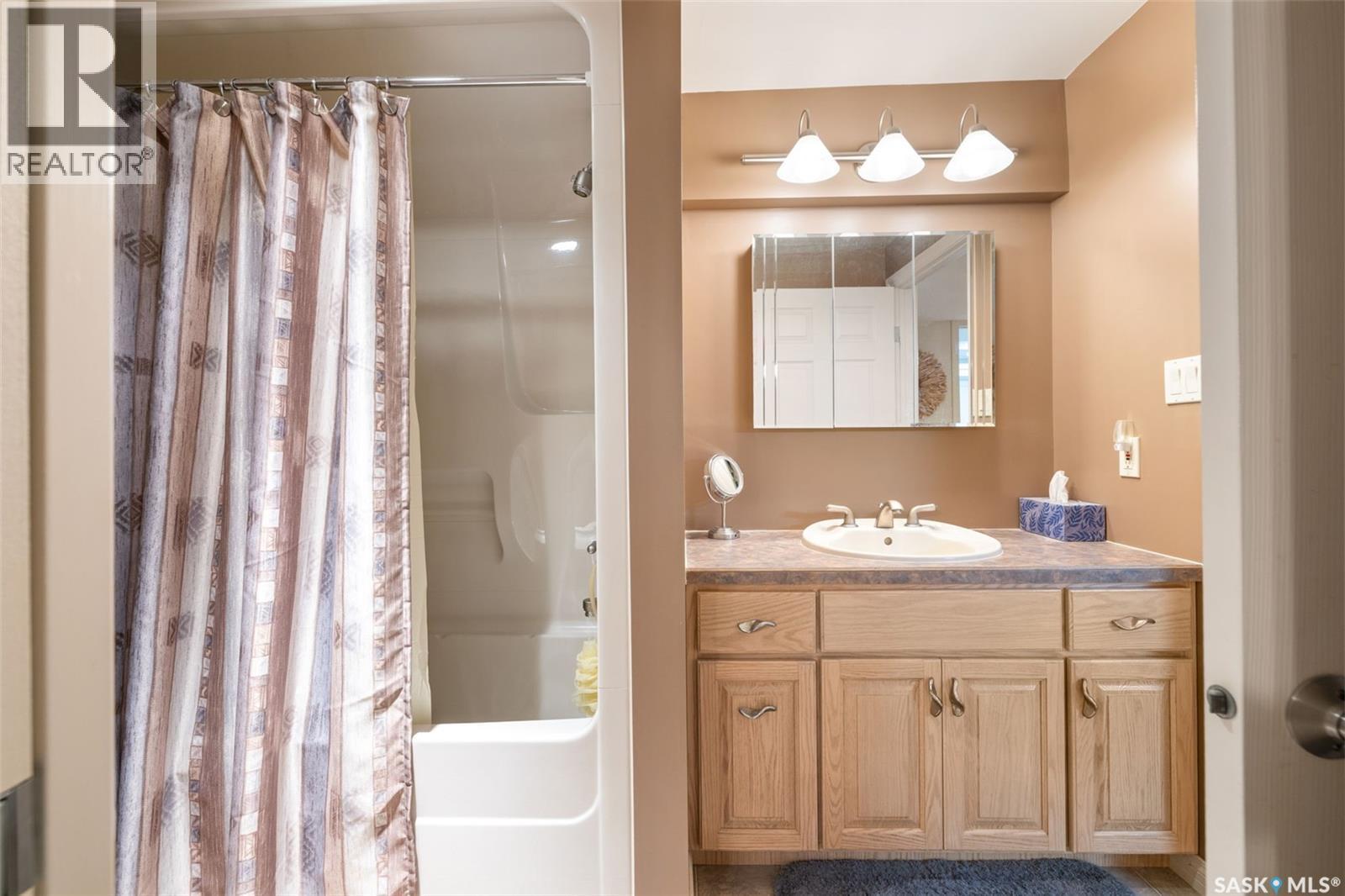 3147 Harding Street, Regina, SK - Indoor Photo Showing Bathroom