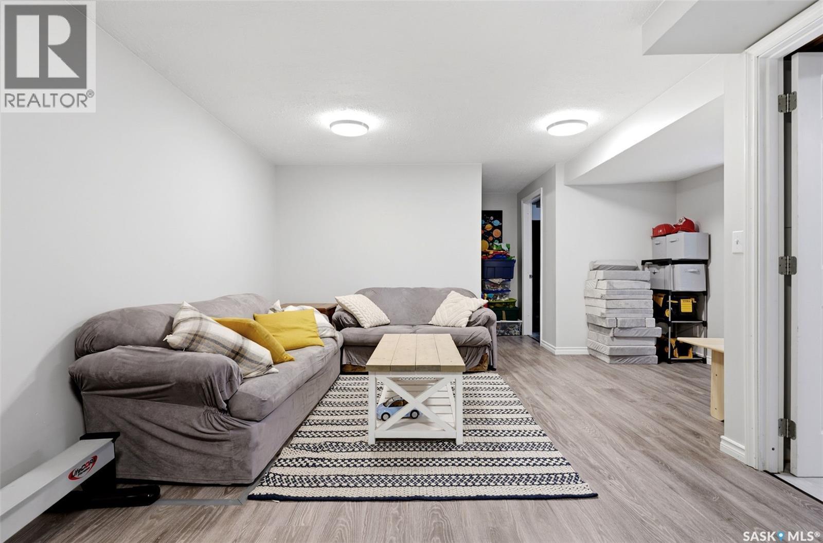 614 3Rd Avenue, Pilot Butte, SK - Indoor
