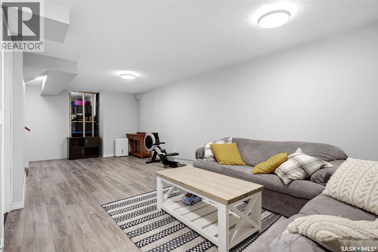 614 3Rd Avenue, Pilot Butte, SK - Indoor