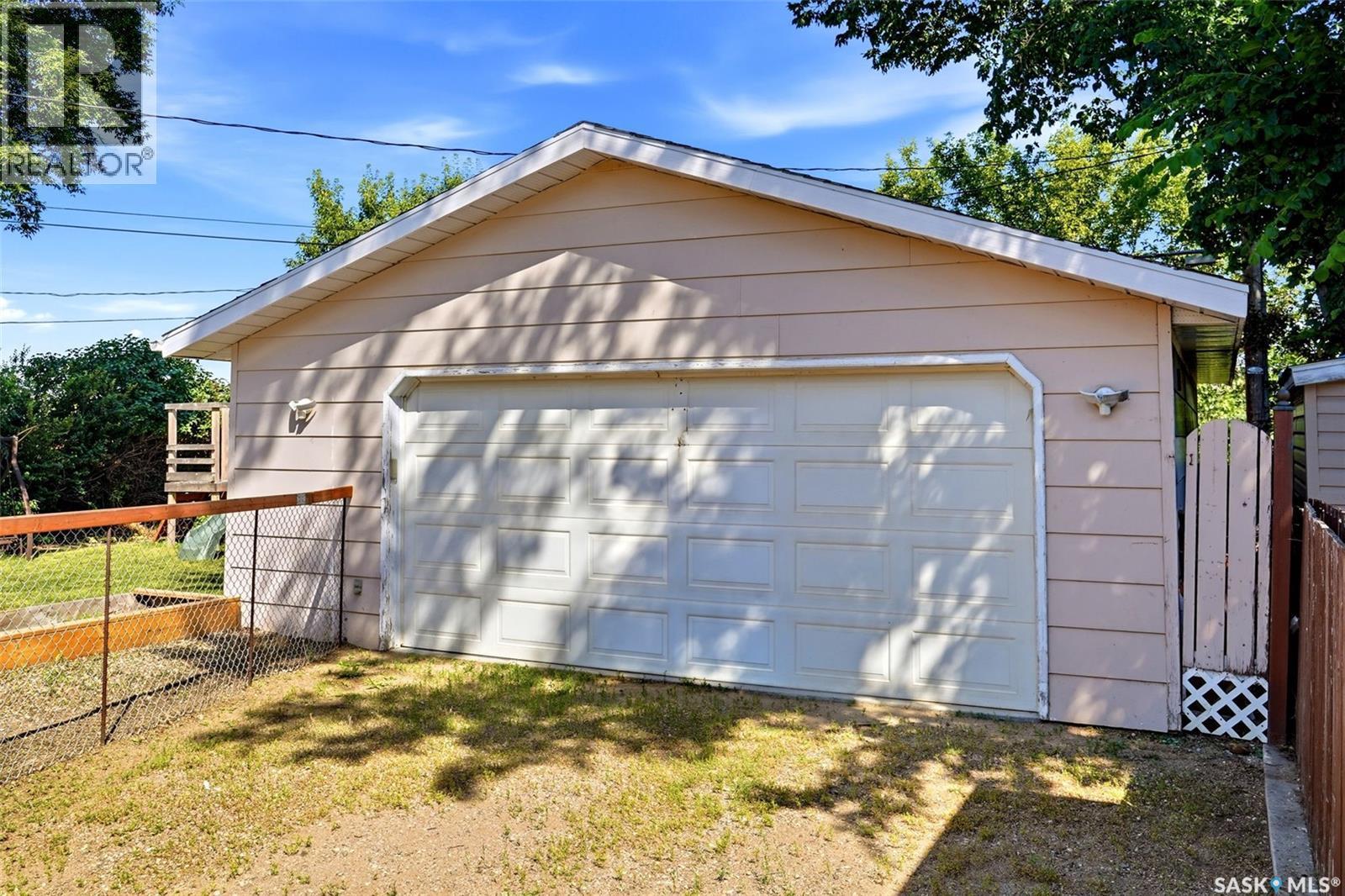 614 3Rd Avenue, Pilot Butte, SK - Outdoor
