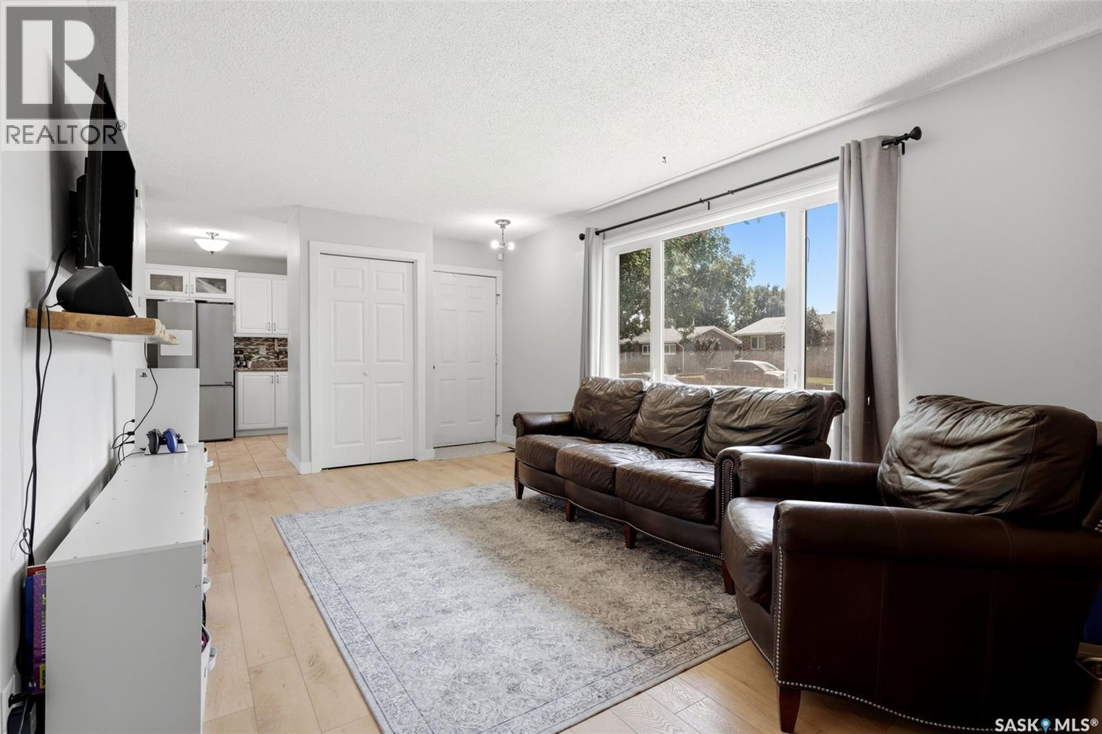 614 3Rd Avenue, Pilot Butte, SK - Indoor Photo Showing Living Room