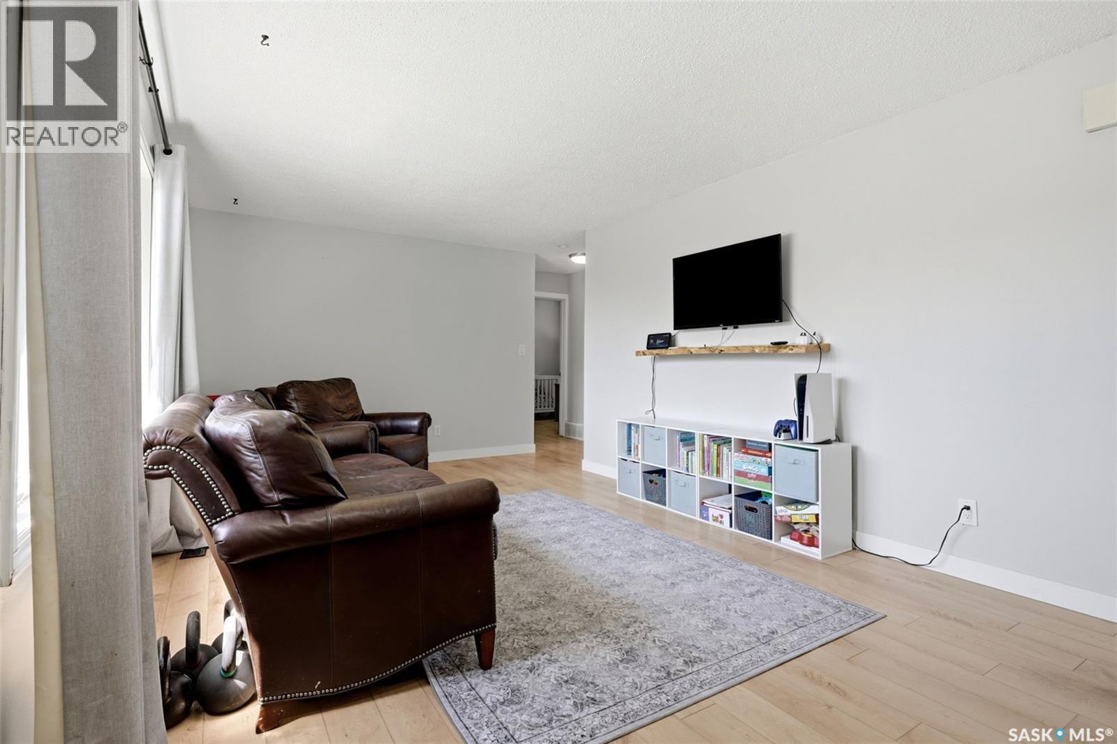 614 3Rd Avenue, Pilot Butte, SK - Indoor