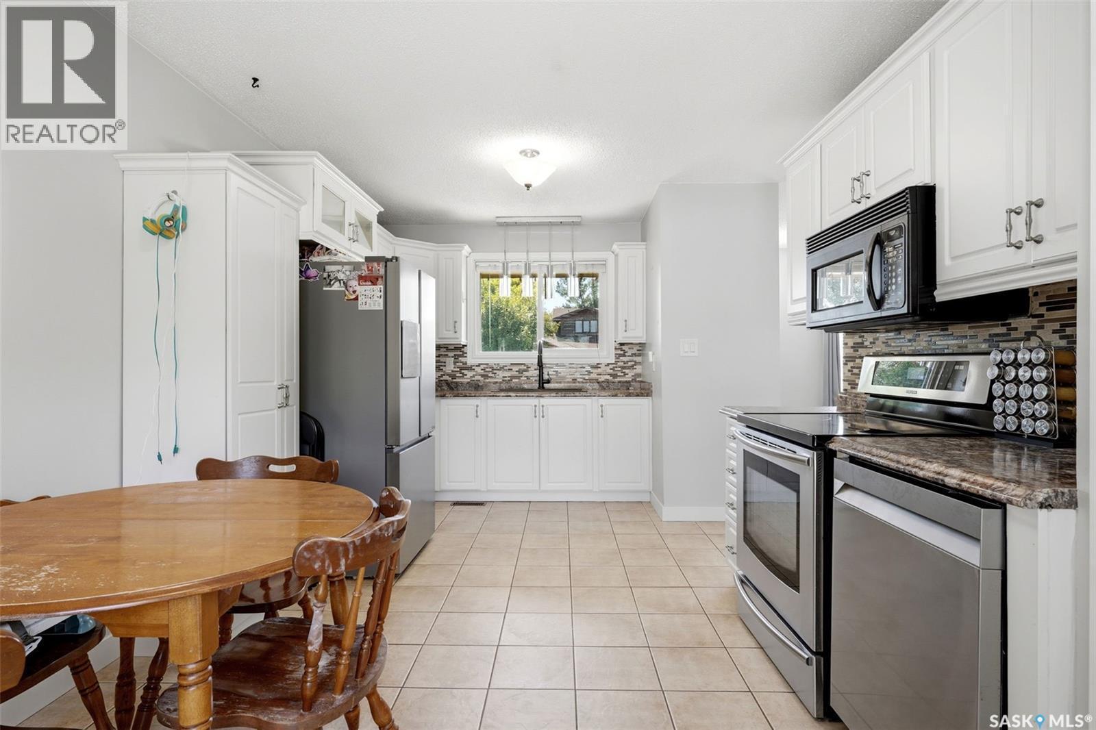 614 3Rd Avenue, Pilot Butte, SK - Indoor