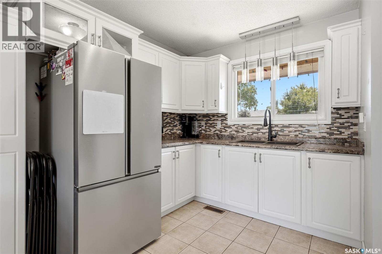 614 3Rd Avenue, Pilot Butte, SK - Indoor Photo Showing Kitchen