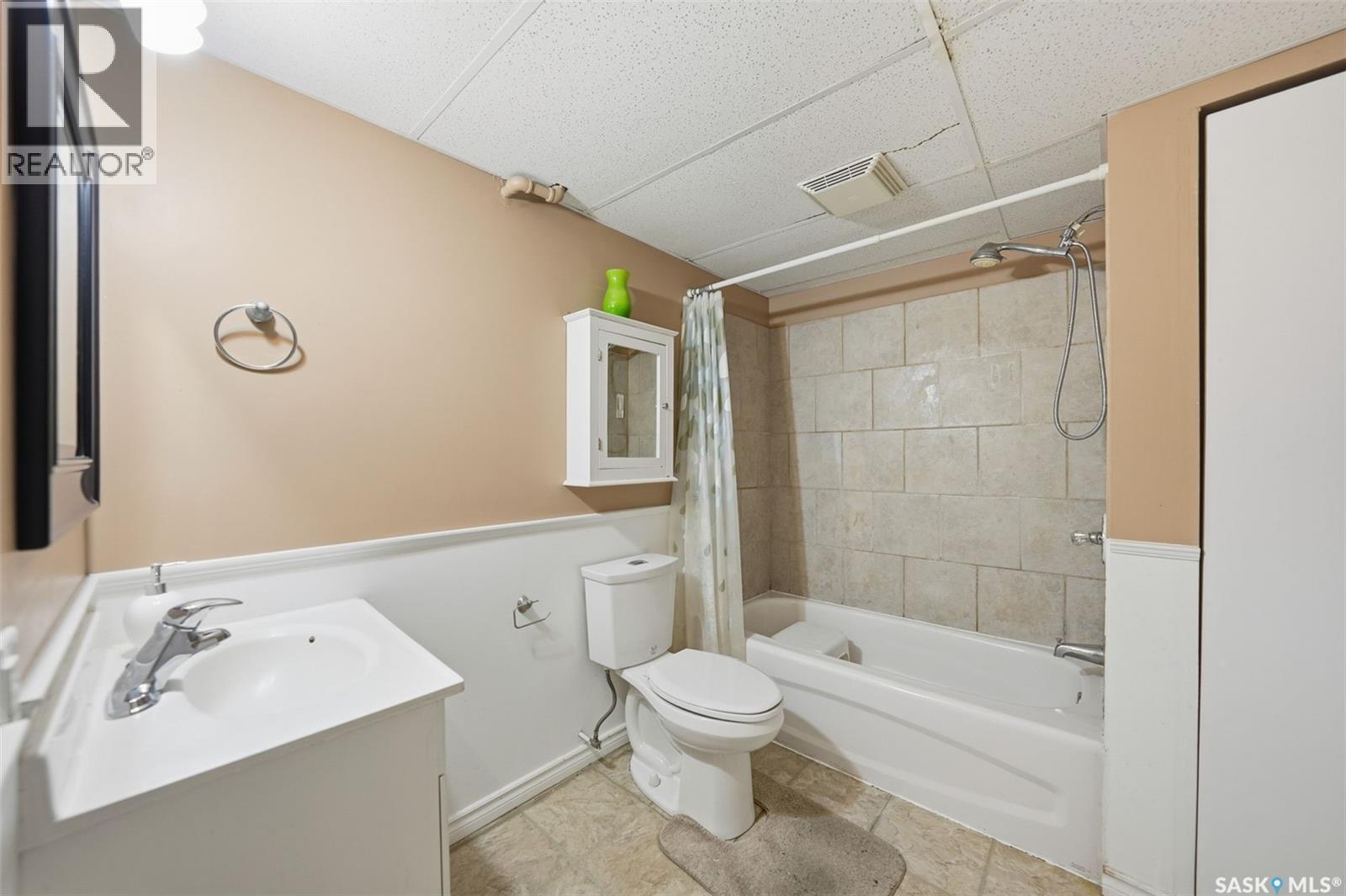 10 Dominion Crescent, Saskatoon, SK - Indoor Photo Showing Bathroom