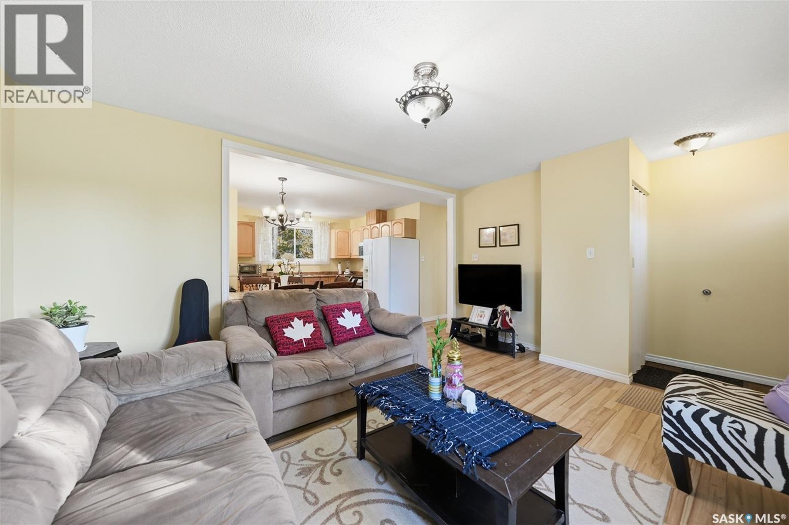 10 Dominion Crescent, Saskatoon, SK - Indoor Photo Showing Living Room