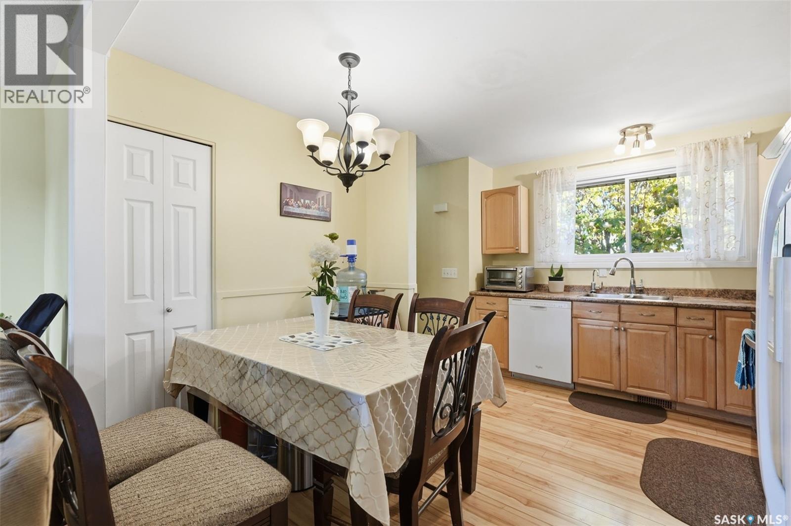 10 Dominion Crescent, Saskatoon, SK - Indoor Photo Showing Dining Room