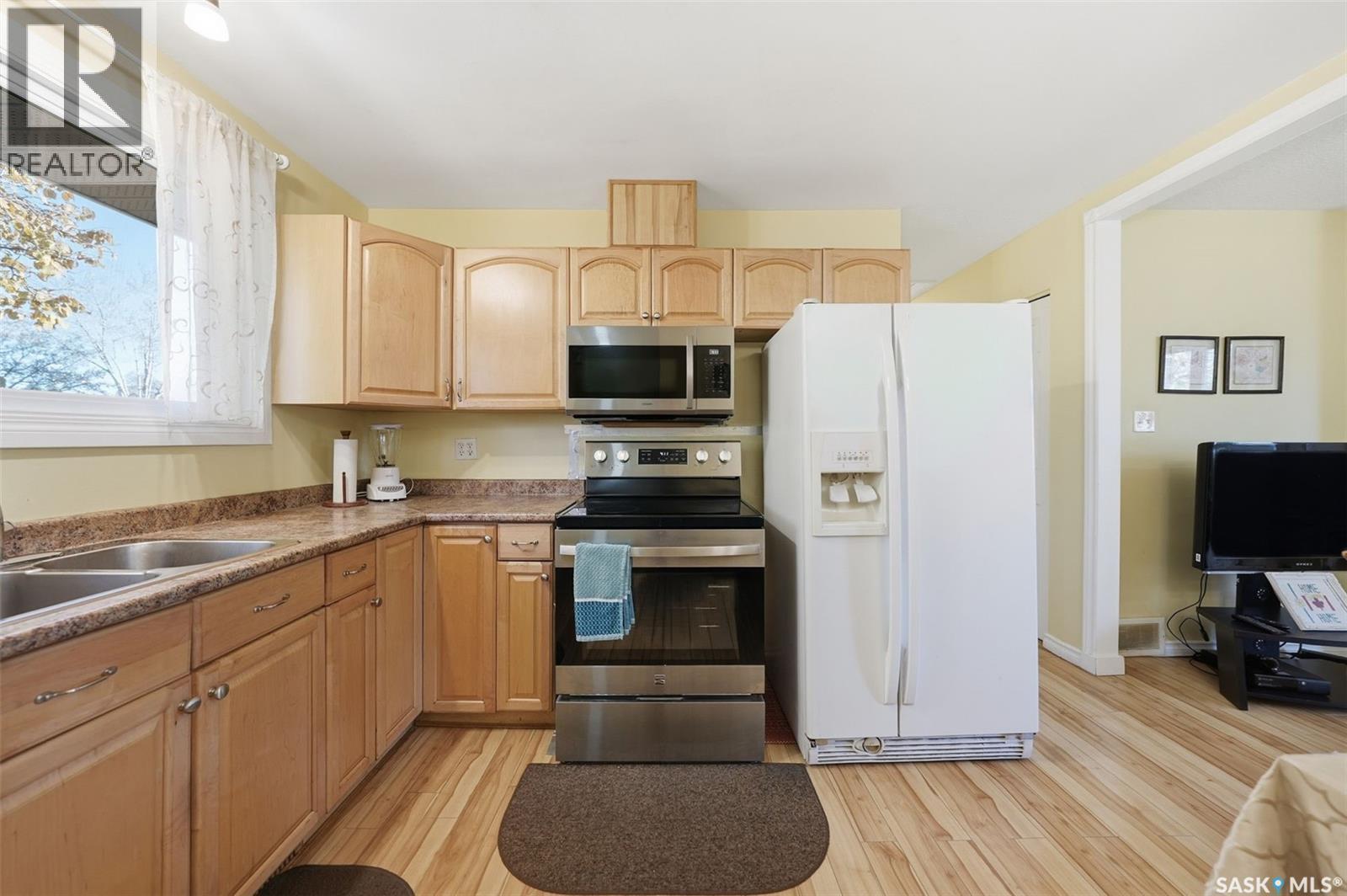 10 Dominion Crescent, Saskatoon, SK - Indoor Photo Showing Kitchen With Double Sink