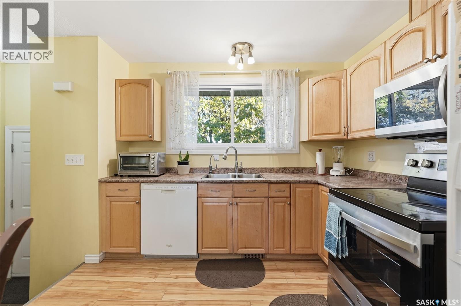 10 Dominion Crescent, Saskatoon, SK - Indoor Photo Showing Kitchen With Double Sink