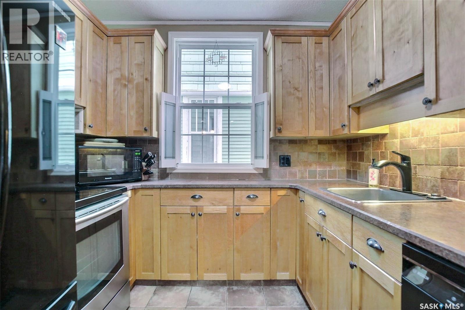 2834 Rae Street, Regina, SK - Indoor Photo Showing Kitchen