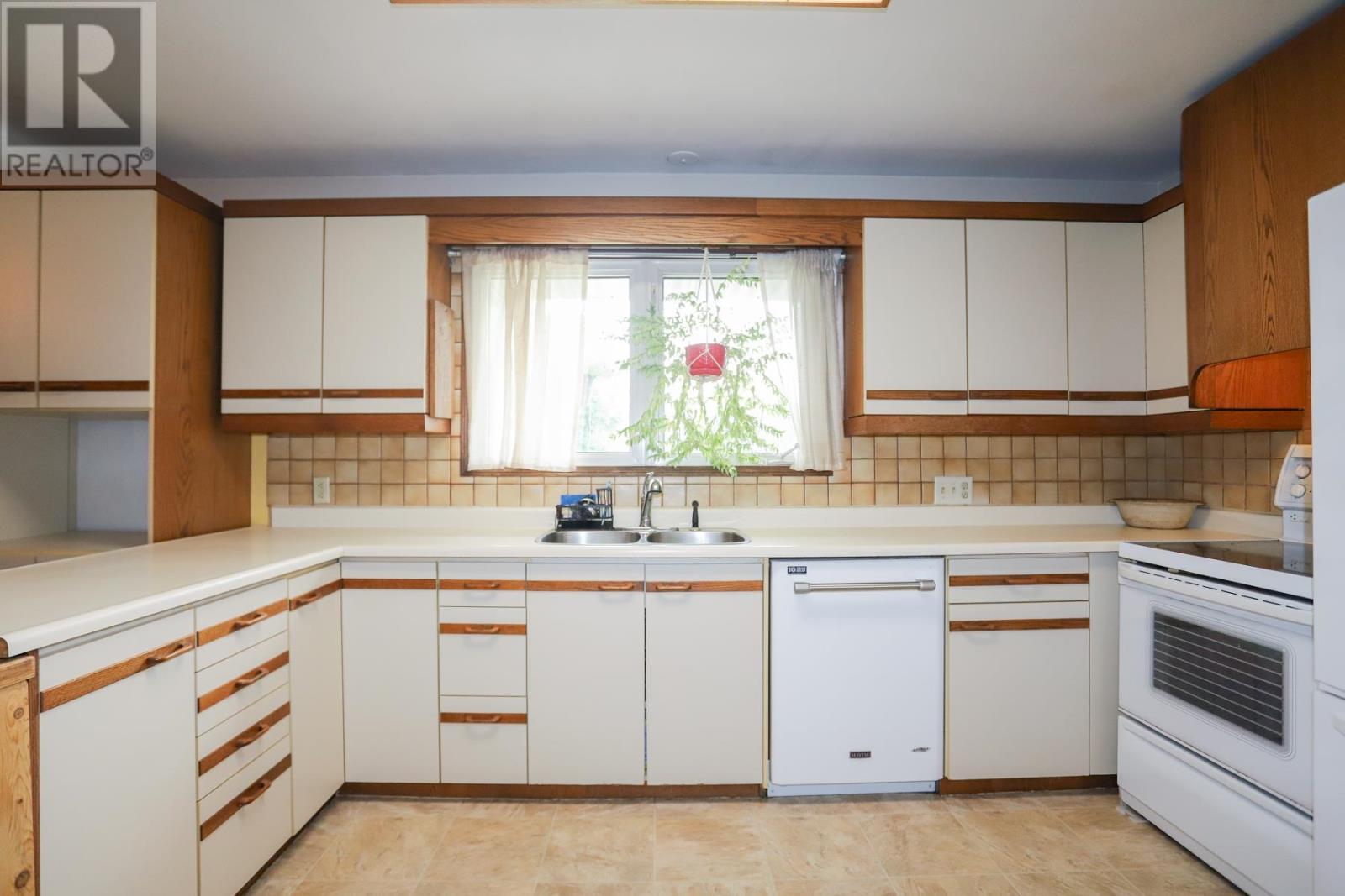 24 Granite St, Sault Ste. Marie, ON - Indoor Photo Showing Kitchen With Double Sink