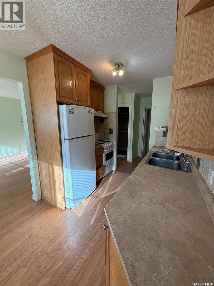 22 26 Shaw Street, Regina, SK - Indoor Photo Showing Kitchen With Double Sink