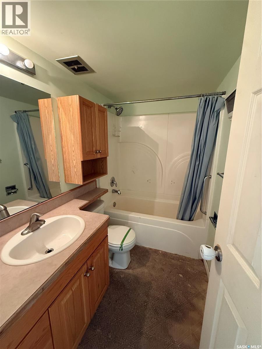 22 26 Shaw Street, Regina, SK - Indoor Photo Showing Bathroom