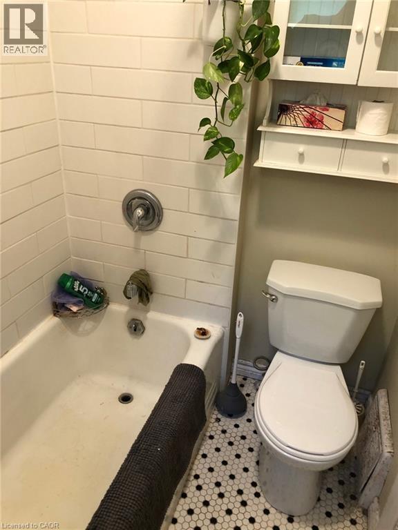 70 Belview Avenue Unit# 2, Hamilton, ON - Indoor Photo Showing Bathroom