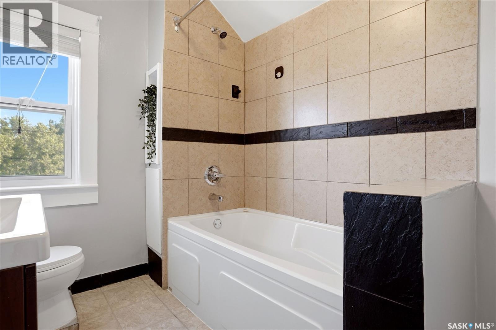 721 College Avenue, Regina, SK - Indoor Photo Showing Bathroom