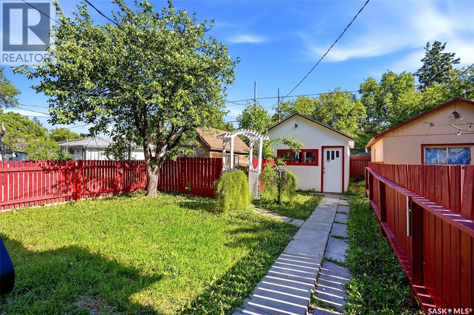 721 College Avenue, Regina, SK - Outdoor