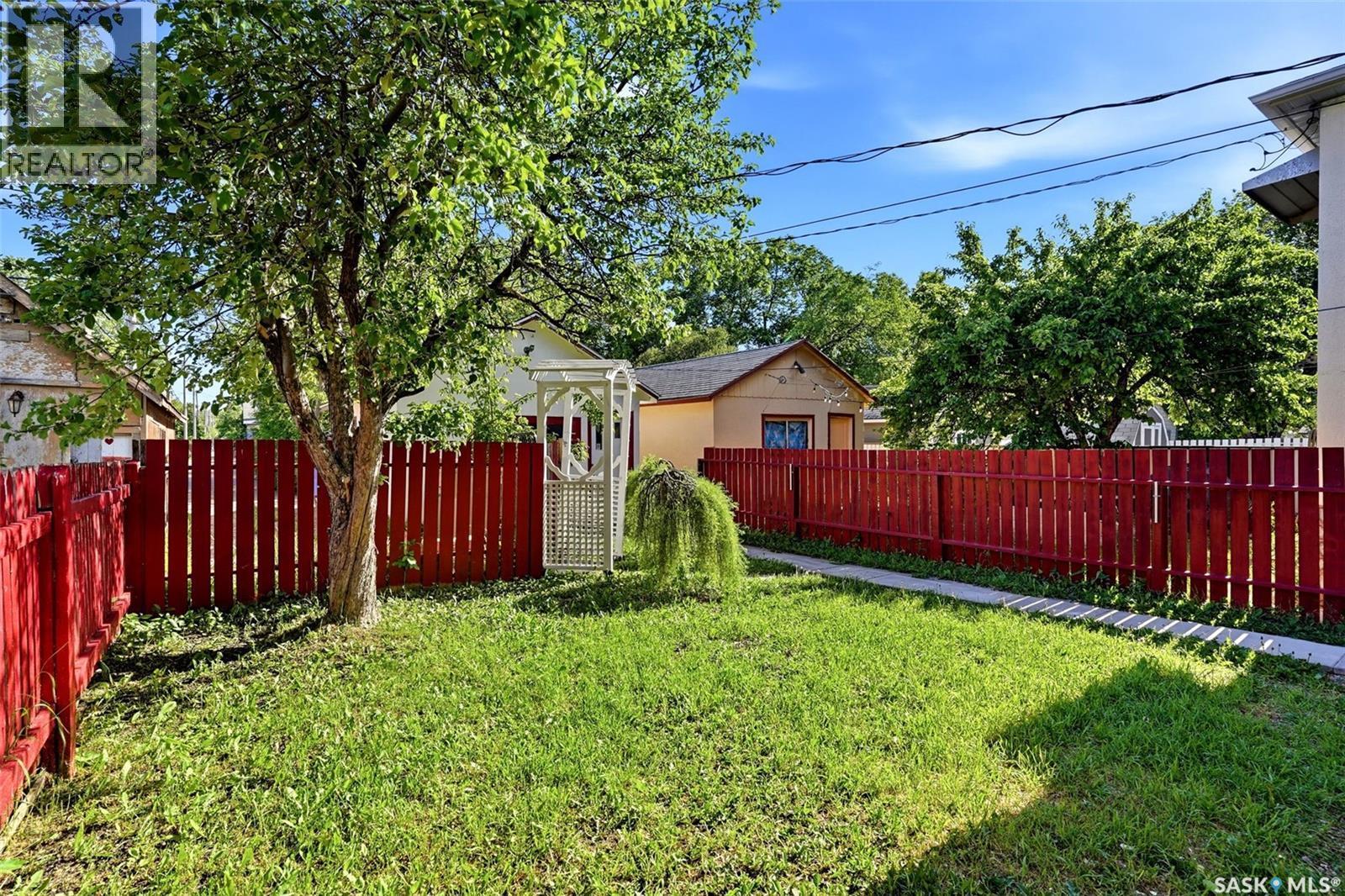 721 College Avenue, Regina, SK - Outdoor