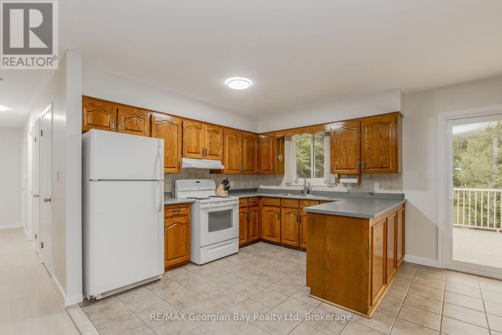 25 Albert Avenue, Tiny, ON - Indoor Photo Showing Kitchen