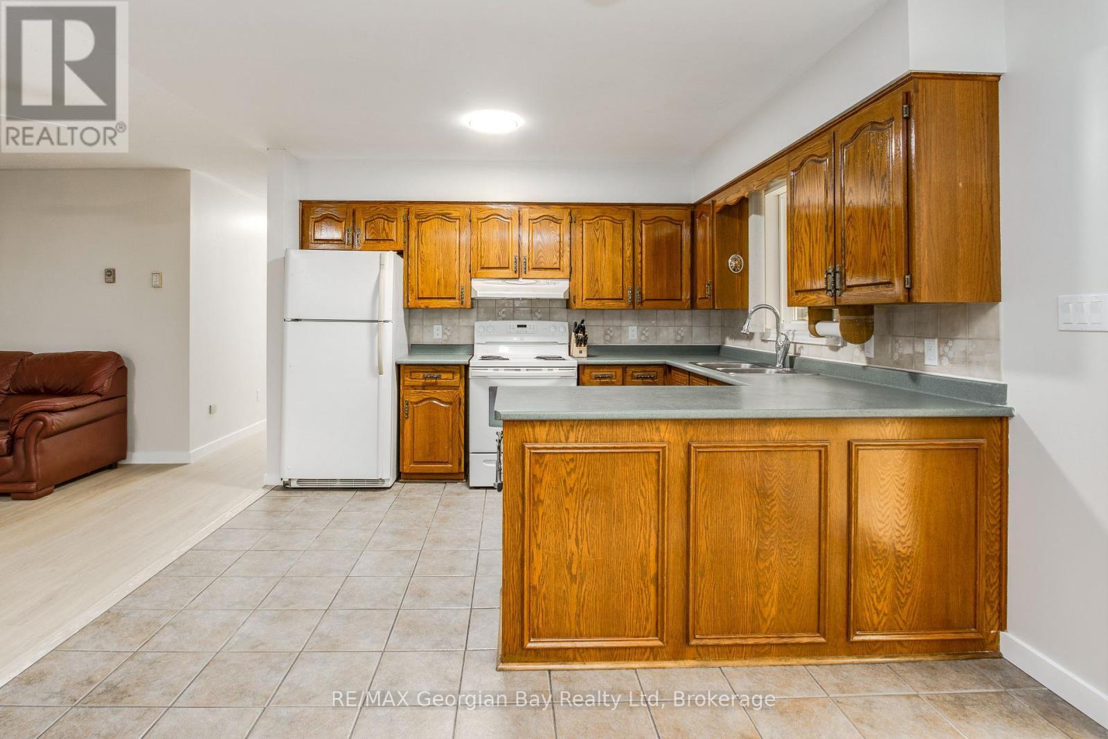 25 Albert Avenue, Tiny, ON - Indoor Photo Showing Kitchen