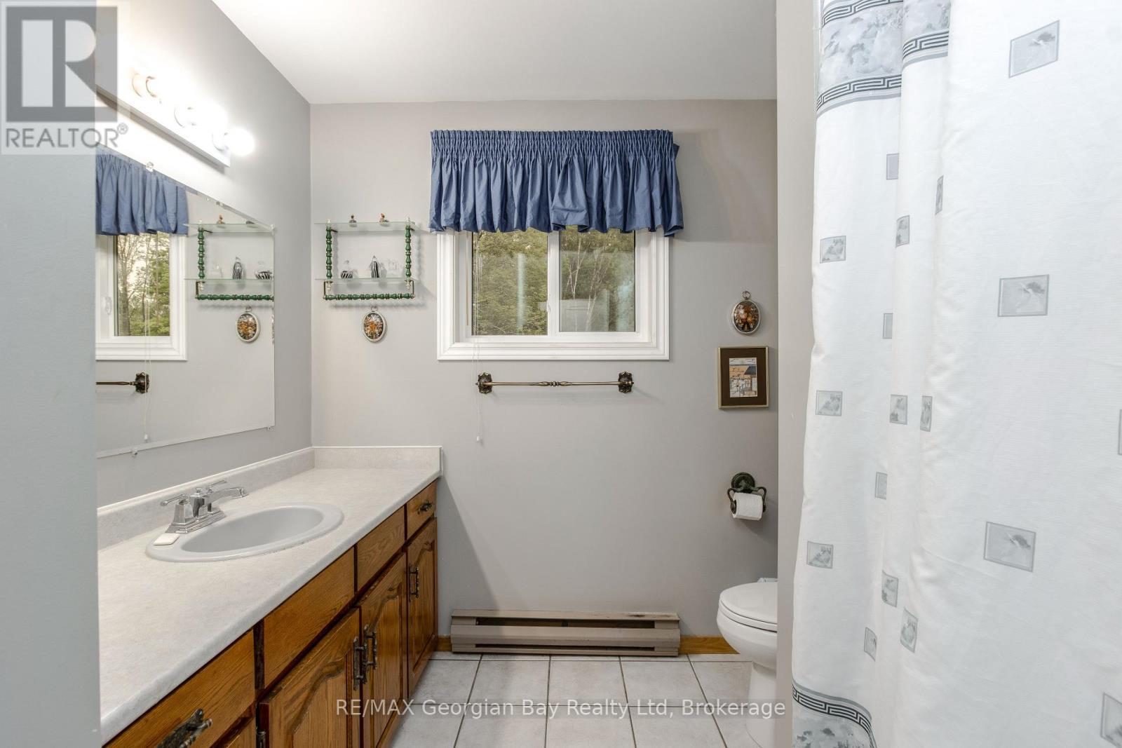 Upper Level Bath - 25 Albert Avenue, Tiny, ON - Indoor Photo Showing Bathroom