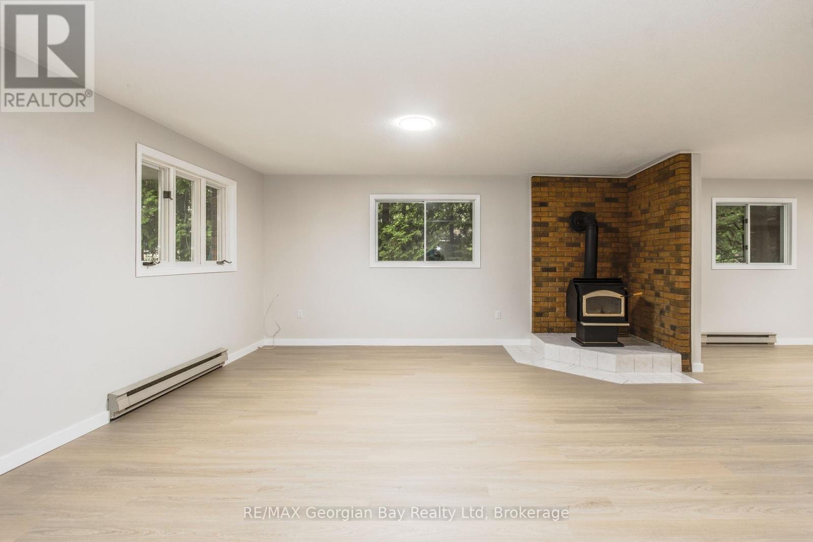 25 Albert Avenue, Tiny, ON - Indoor With Fireplace