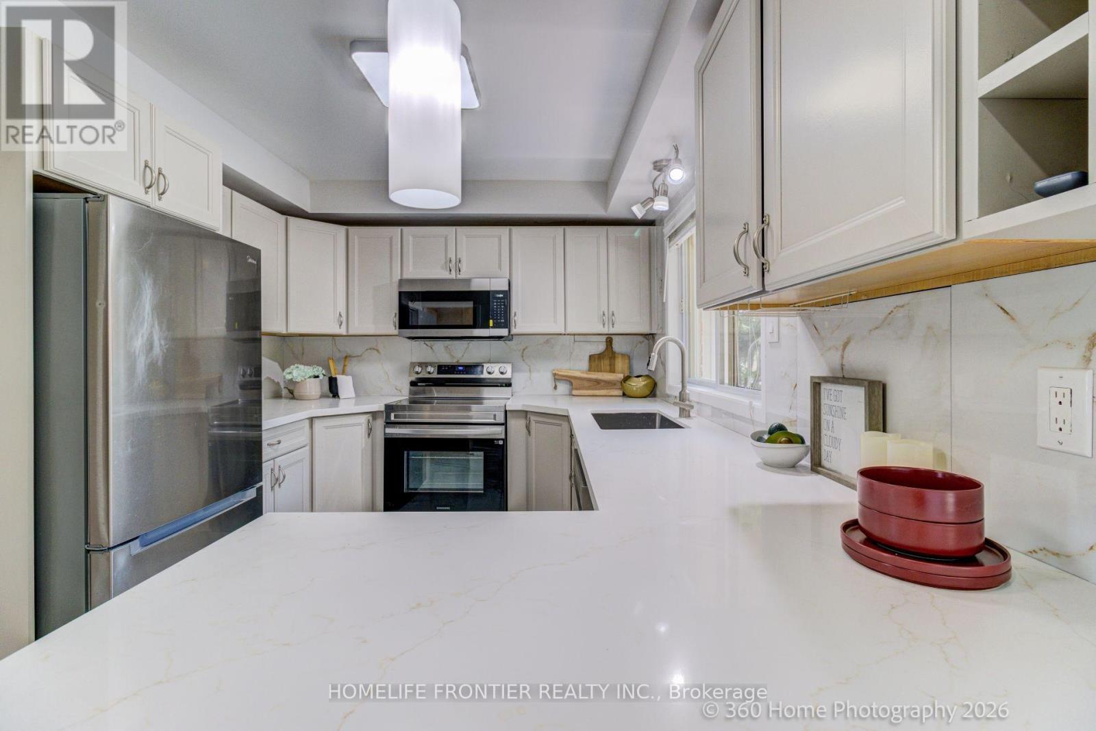 92 Poplar Crescent W, Aurora, ON - Indoor Photo Showing Kitchen