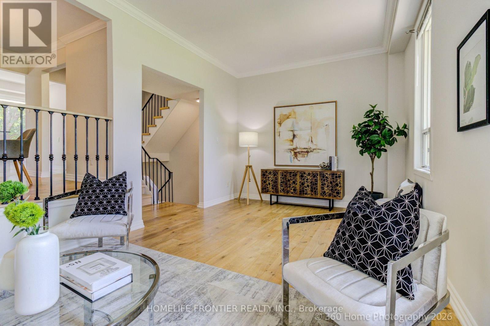 92 Poplar Crescent W, Aurora, ON - Indoor Photo Showing Living Room