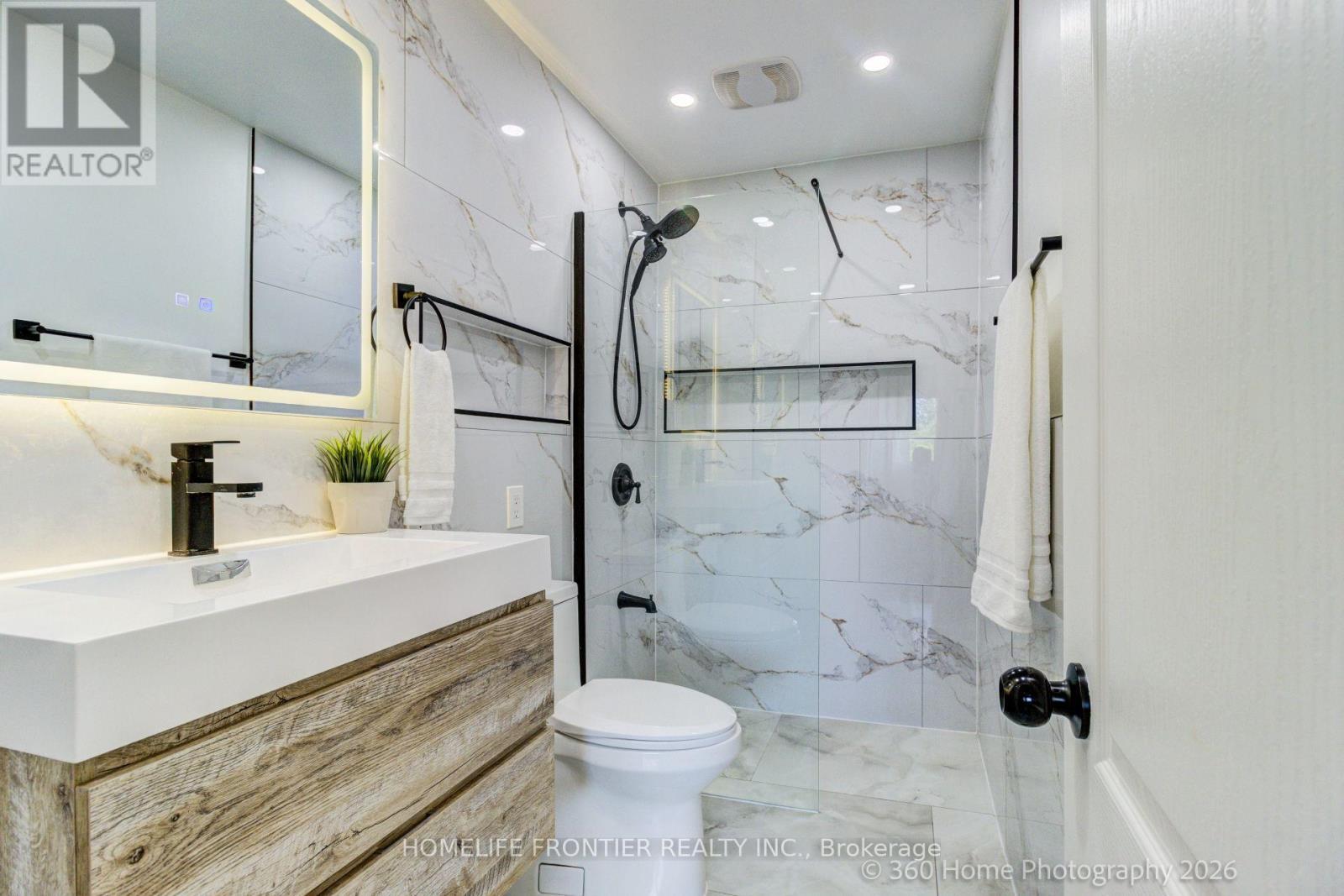 92 Poplar Crescent W, Aurora, ON - Indoor Photo Showing Bathroom