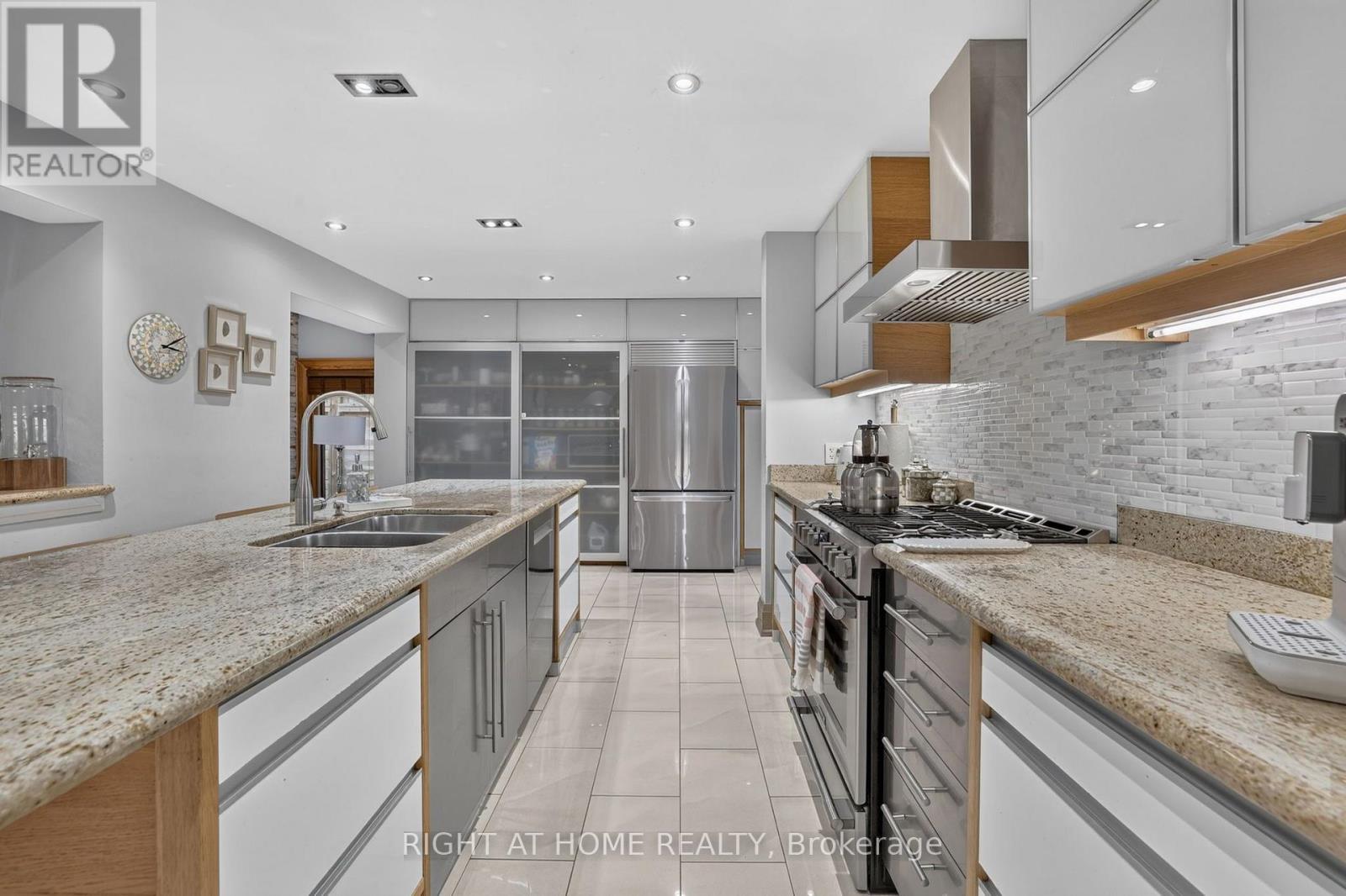 35 Brightbay Crescent, Markham, ON - Indoor Photo Showing Kitchen With Double Sink With Upgraded Kitchen