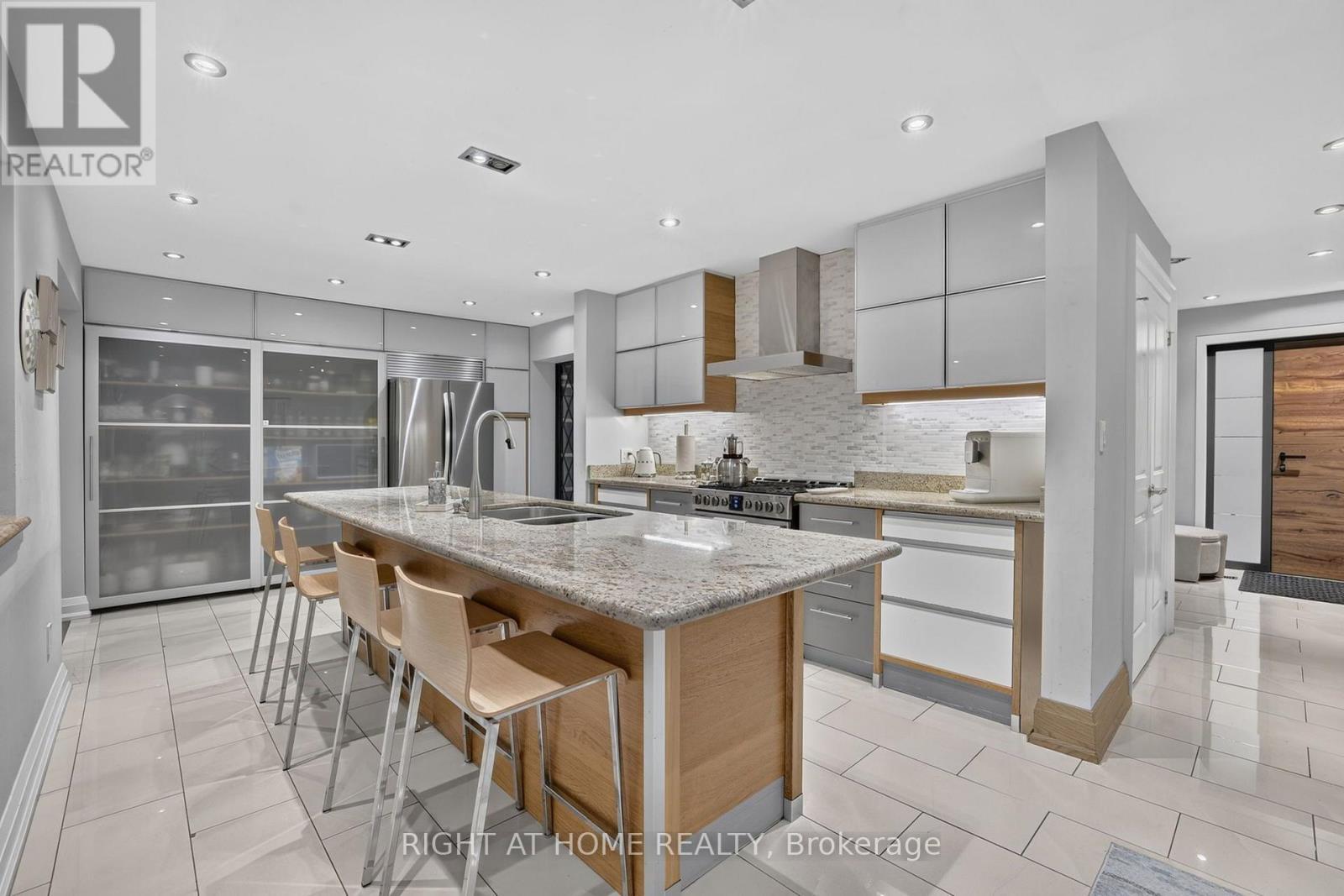 35 Brightbay Crescent, Markham, ON - Indoor Photo Showing Kitchen With Double Sink With Upgraded Kitchen