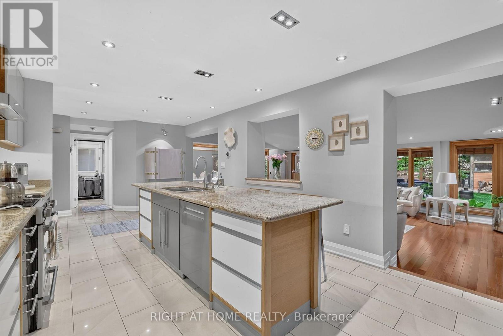 35 Brightbay Crescent, Markham, ON - Indoor Photo Showing Kitchen With Upgraded Kitchen