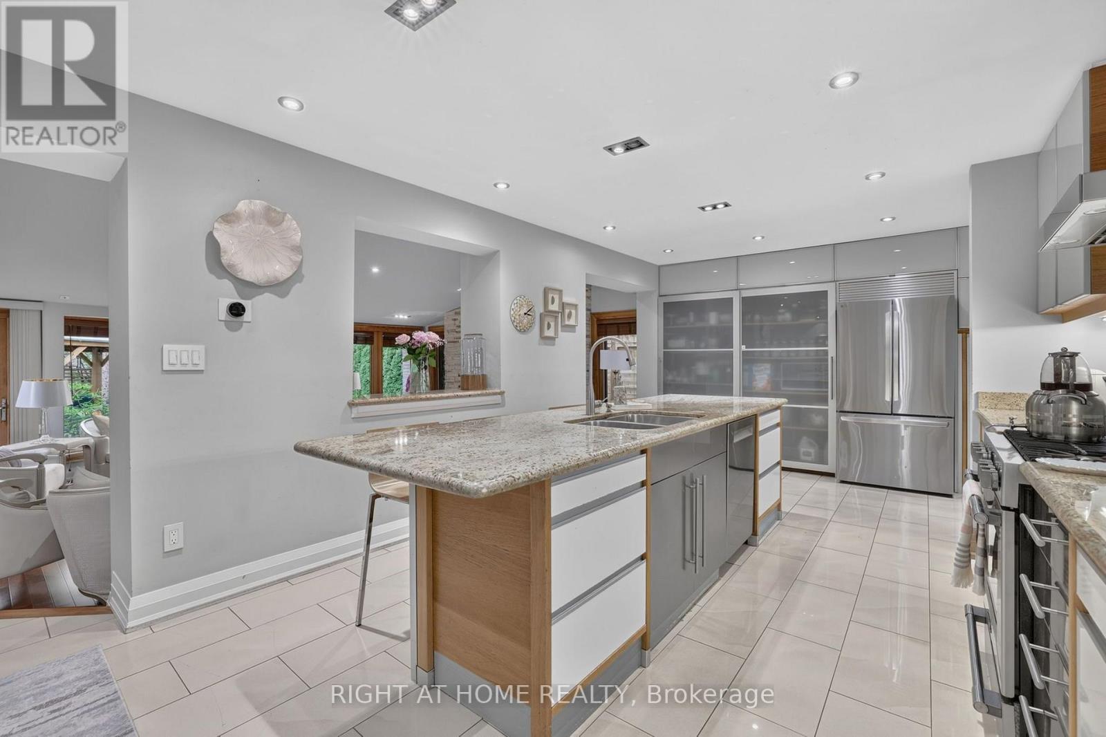 35 Brightbay Crescent, Markham, ON - Indoor Photo Showing Kitchen With Double Sink With Upgraded Kitchen