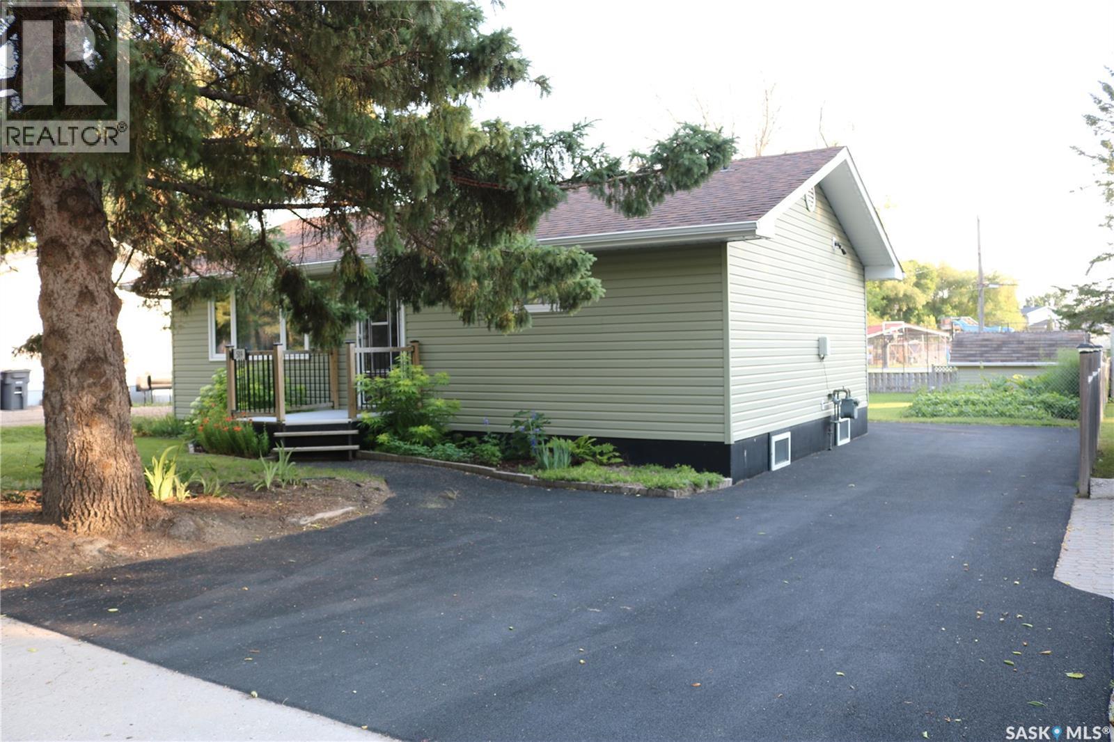 509 Mark Avenue, Moosomin, SK - Outdoor